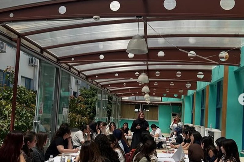 SANAT ATÖLYEMİZİ KIZ ÖĞRENCİLERİMİZİN KATILIMI İLE GERÇEKLEŞTİRDİK.